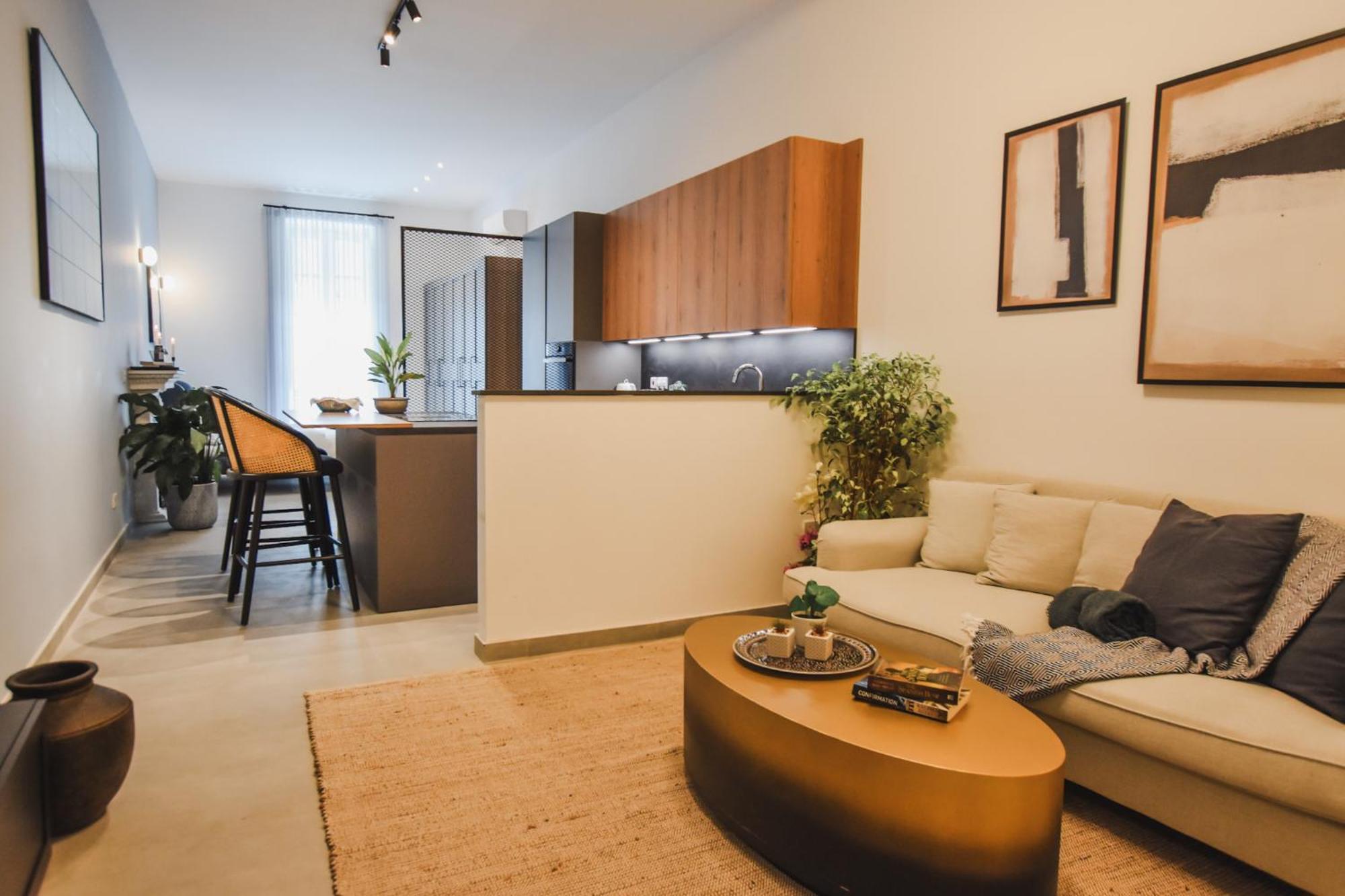 Naomi's - Designer Furnished In The Heart Of *