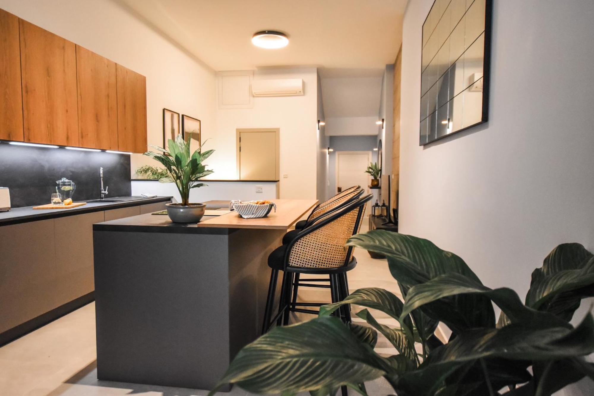 Naomi's - Designer Furnished In The Heart Of * Sliema