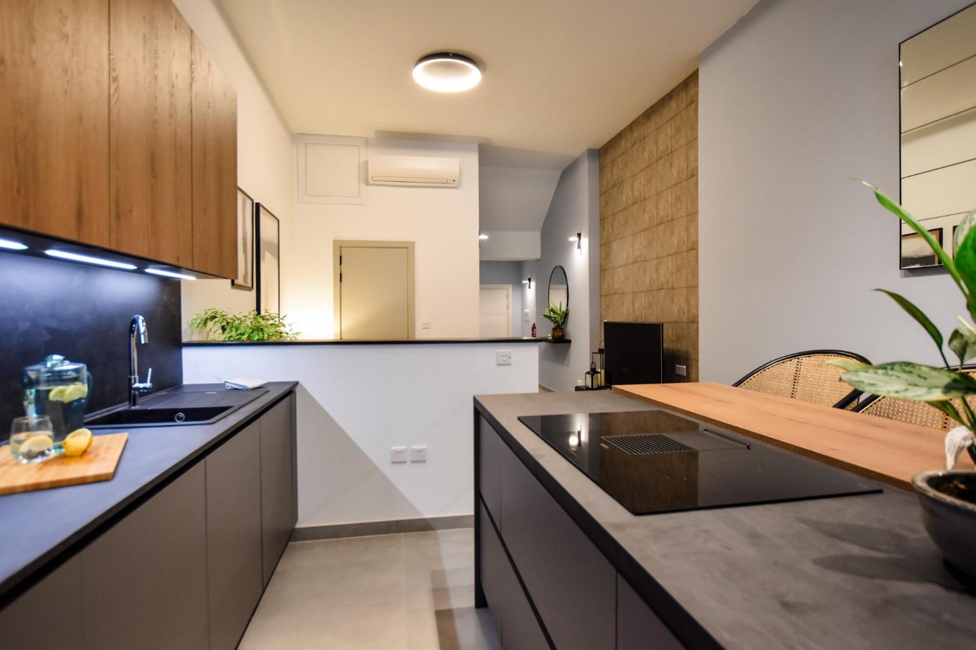 Apartment Naomi's - Designer Furnished In The Heart Of *
