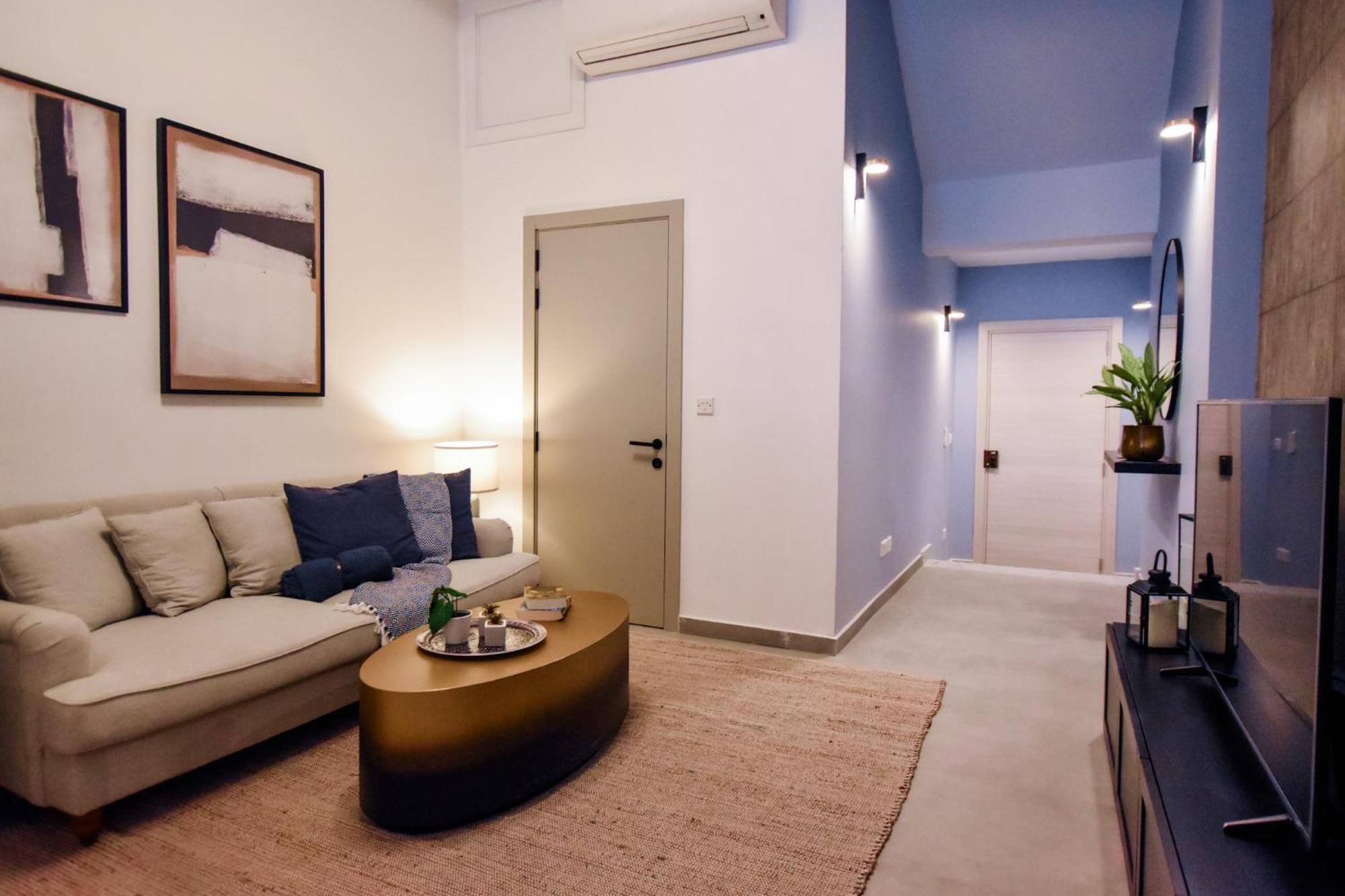 Naomi's - Designer Furnished In The Heart Of *