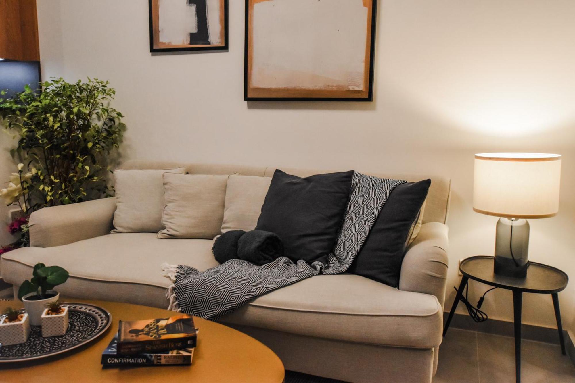 Naomi's - Designer Furnished In The Heart Of Apartment