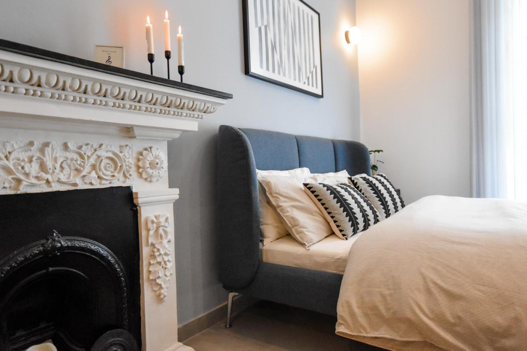 Naomi's - Designer Furnished In The Heart Of