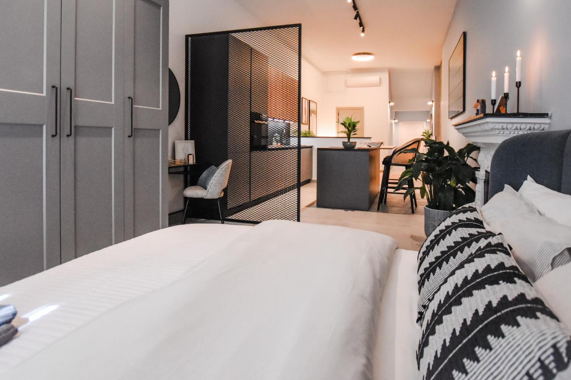 Naomi's - Designer Furnished In The Heart Of Apartment