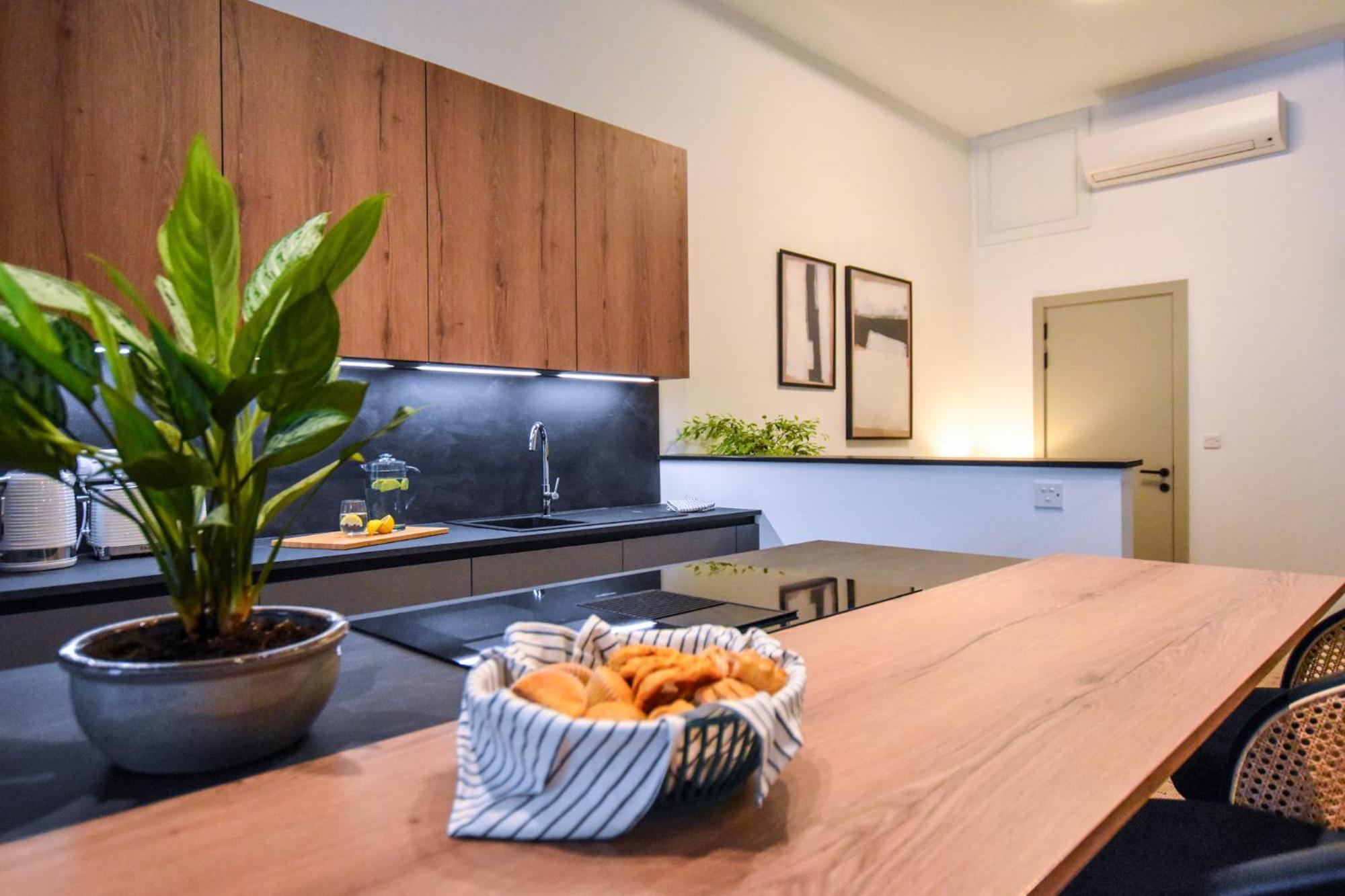 Naomi's - Designer Furnished In The Heart Of *
