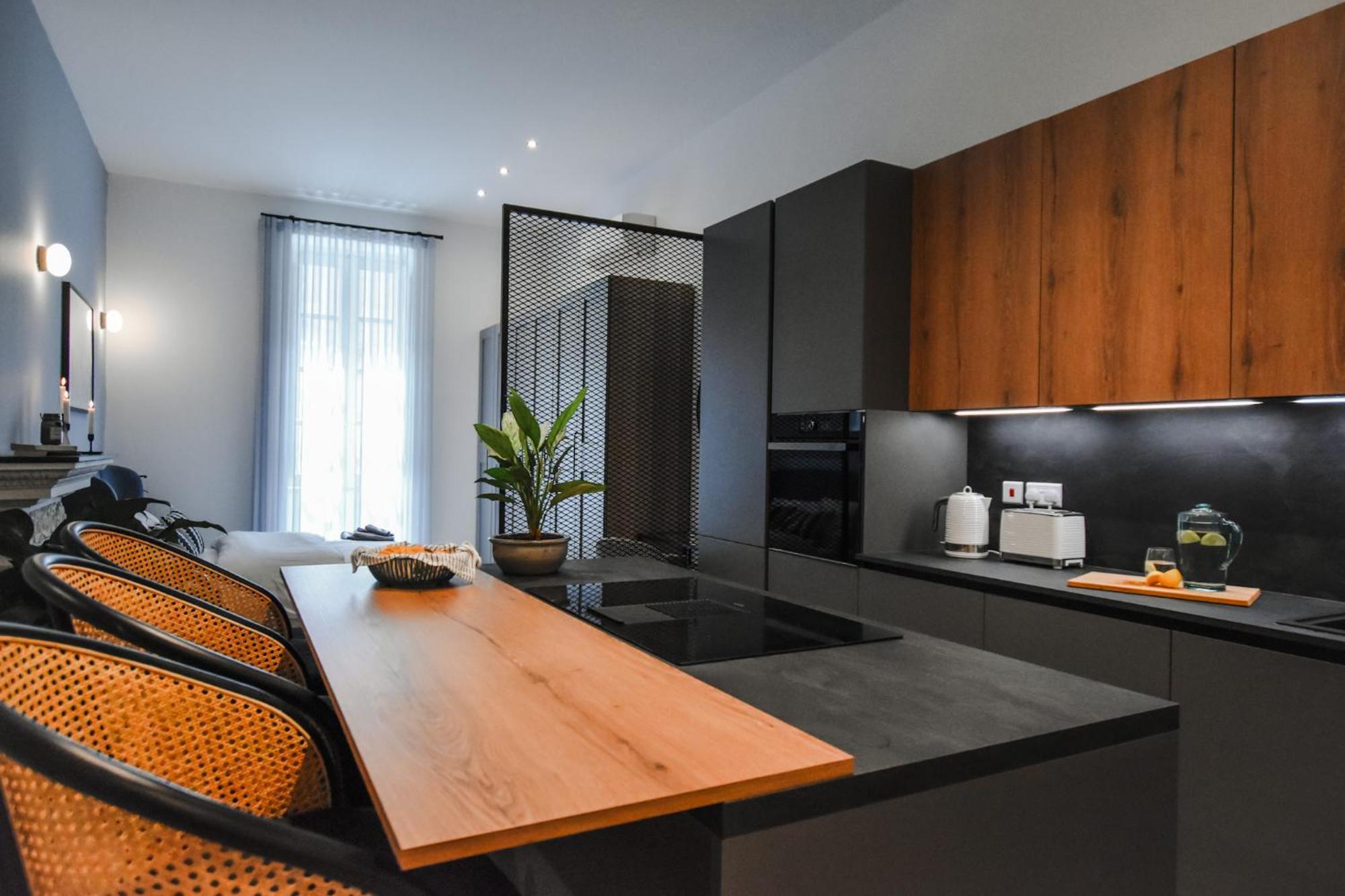 Apartment Naomi's - Designer Furnished In The Heart Of *